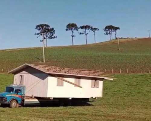 Família muda de endereço levando casa inteira por 17 KM em cima de caminhão 