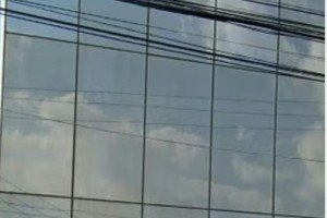 Uma empresária proprietária de uma agência de veículos seminovos é suspeita de aplicar golpes de mais de um milhão de reais